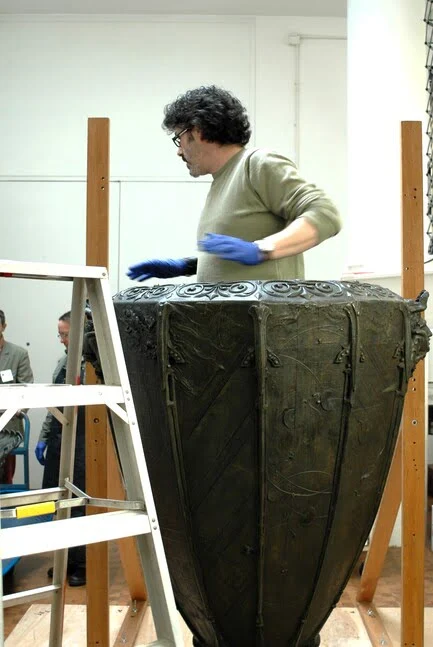 Détail du vase en cours de patine