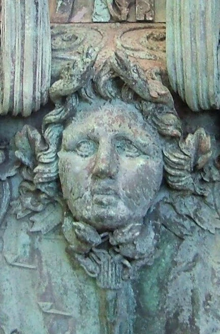 Détail du vase avant patine