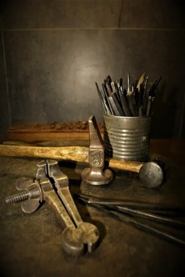 Outils de ciselure, patine et restauration de bronzes